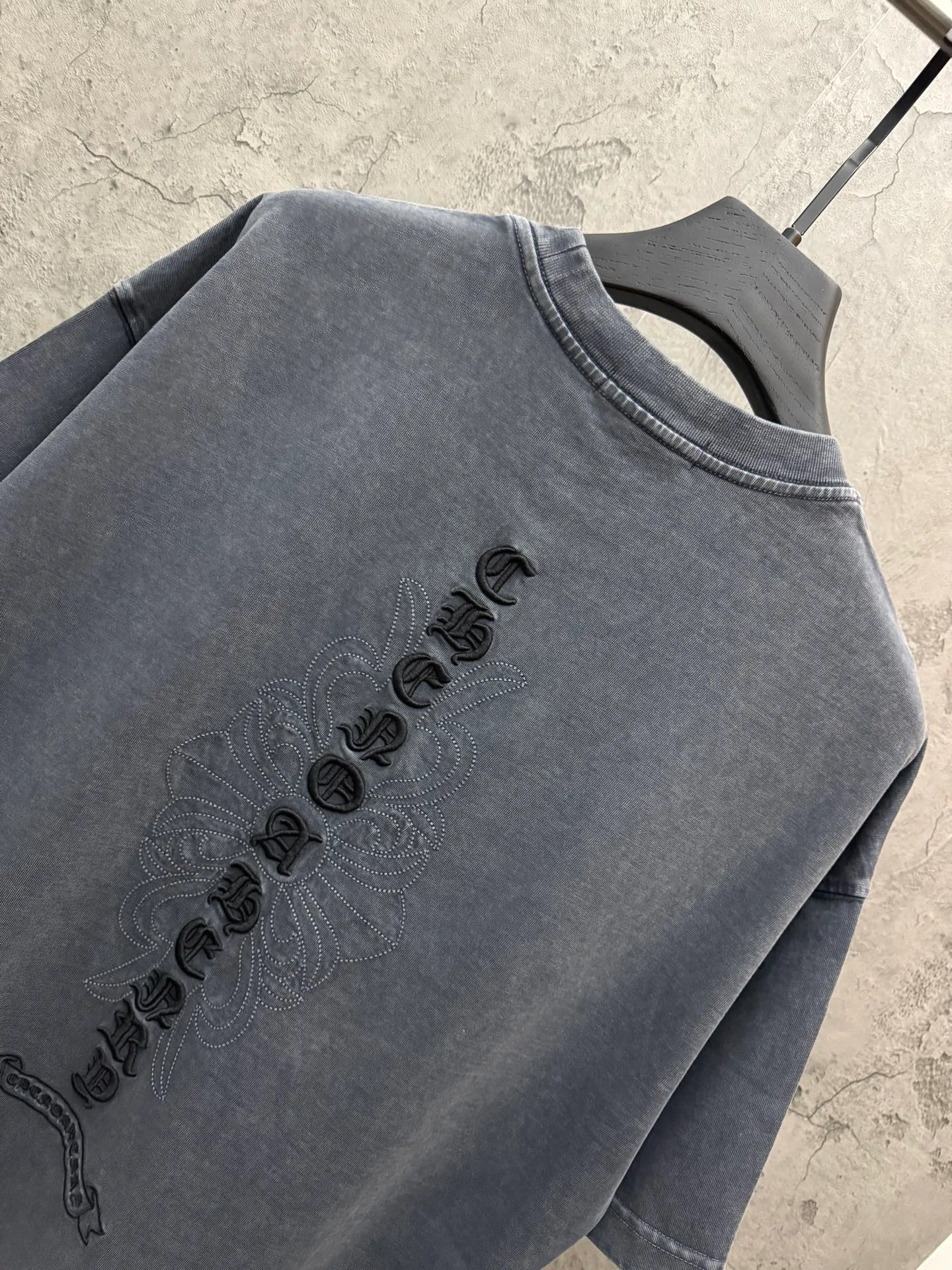 P230 top version, real shot without P, ​​different from market currency) 𝗖𝗵𝗿𝗼𝗺𝗲 𝗛𝗲𝗮𝗿𝘁𝘀/Cro Heart 2026 Spring New Original Single Counter American Washed 3D Three-dimensional Embroidered Couple Short Sleeves 👑The highest version! Customized fabric 320 grams, washed and fried. Best-selling model at the counter. Very comfortable to wear. Accessories: Original molded and authenticated collar label➕100% silk wash label. Genuine purchase-grade original hangtag➕matching hanging rope➕3D hanging beads➕original packaging bag. Craftsmanship: The original version has consistent wiring! The highest version of the armhole matching technique! Color: Gray Size: S M L XL Style No.: 6605